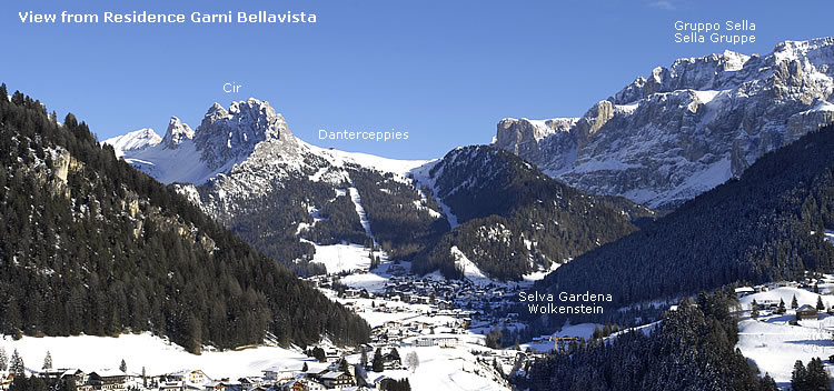 Blick vom Residence Garni Bellavista nach Wolkenstein (Cir Spitzen, Danterceppies, Sella Gruppe)